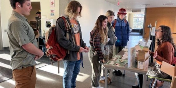 COCC students visit Jessie Spendlove at the educational green hygiene table with information about the
toothpaste, laundry detergent, washing on cold saves energy, information on Saalt and All Matters companies